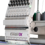 Computergesteuerte Stickmaschine EmbrIX mit 15 Nadeln, Fadenspulen und Stickrahmen in weißem Gehäuse