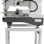 Industrielle computergesteuerte Stickmaschine auf fahrbarem Gestell mit Garnrollen und automatischem Nähkopf