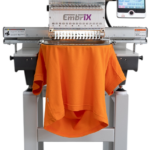 Computergesteuerte Stickmaschine EmbrIX mit Touchscreen-Display beim Besticken eines orangefarbenen Textils