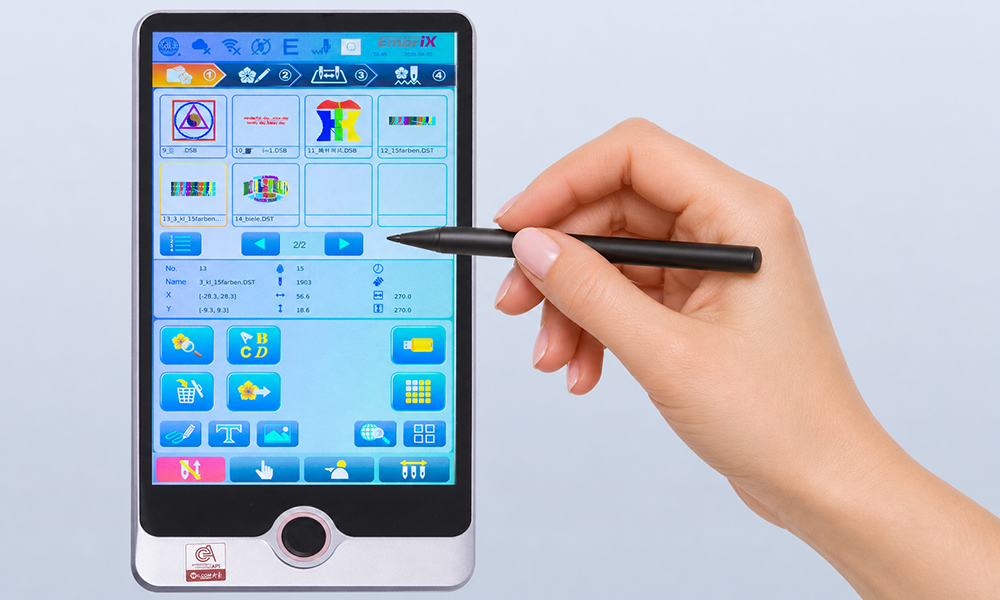 Hand mit Stift zeigt auf Tablet mit EmbrIX-Software zur Steuerung computergesteuerter Stickmaschinen